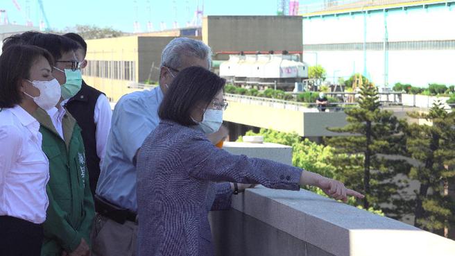 中钢总经理王锡钦向总统蔡英文介绍中钢储水池水面型太阳光电系统。(记者 赖君欣 摄)