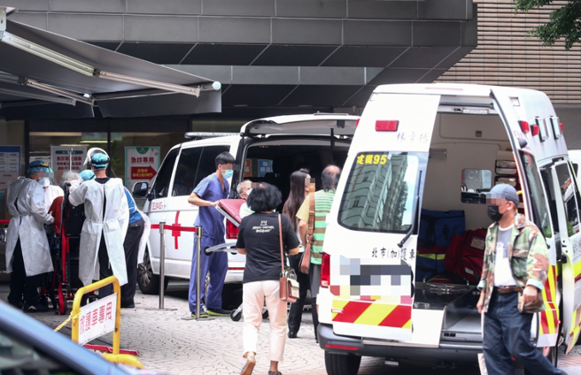 农历年过后，台湾新冠死亡人数居高不下，近期单日死亡人数均在50人以上。图为急诊室意图。(资料照)