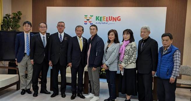 日本熊本县八代市长中村博生（左4）及议长成松由纪夫（左3）15日将率团再访基隆市。基隆市长谢国梁（右5）表示竭诚欢迎。（张志康摄）