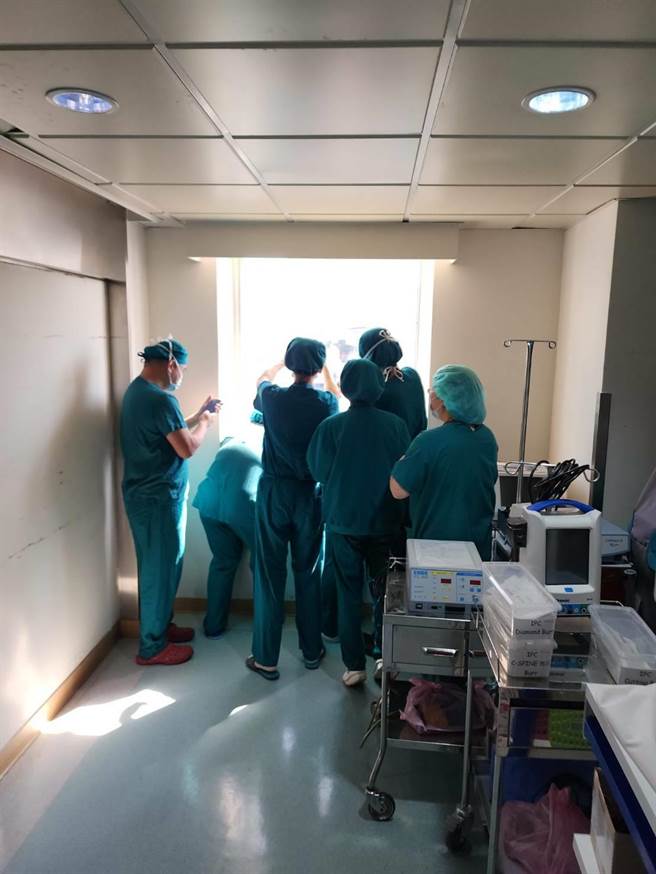 光田医院妇产部长苏棋枫和医护人员，当时正在楼上手术房做完手术，从楼上拍下医护人员视野，惊喜看到粉红超跑车队的壮观场面与动人场景。(光田医院妇产部长苏棋枫提供)