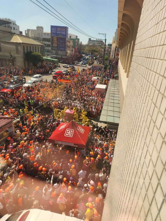 光田医院妇产部长苏棋枫和医护人员，当时正在楼上手术房做完手术，从楼上拍下医护人员视野，惊喜看到粉红超跑车队的壮观场面与动人场景。(光田医院妇产部长苏棋枫提供)