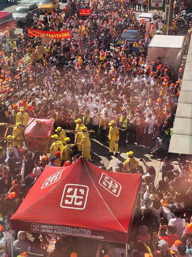 光田医院妇产部长苏棋枫和医护人员，当时正在楼上手术房做完手术，从楼上拍下医护人员视野，惊喜看到粉红超跑车队的壮观场面与动人场景。(光田医院妇产部长苏棋枫提供)