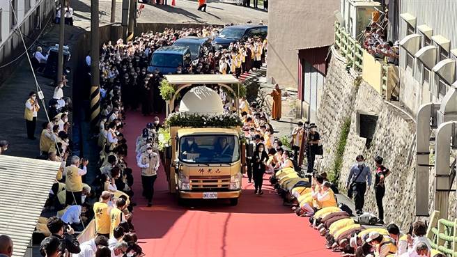 星云大师法体真身坐龛抵达大仙寺 上千名僧信弟子分跪两旁恭送。（张毓翎摄）