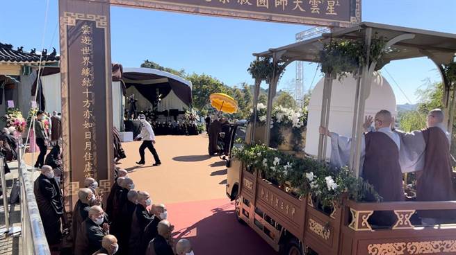 星云大师僧信弟子护送大师坐龛至荼毗会场。（张毓翎摄）