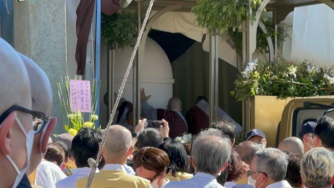 星云大师僧信弟子将大师坐龛移至荼毗会场。（张毓翎摄）