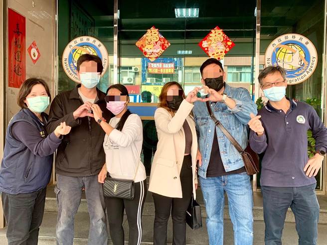 移民署推行专案减轻罚则，成功助高雄2对异国情侣「修成正果」。（翻摄照片／崔正纲高雄传真）