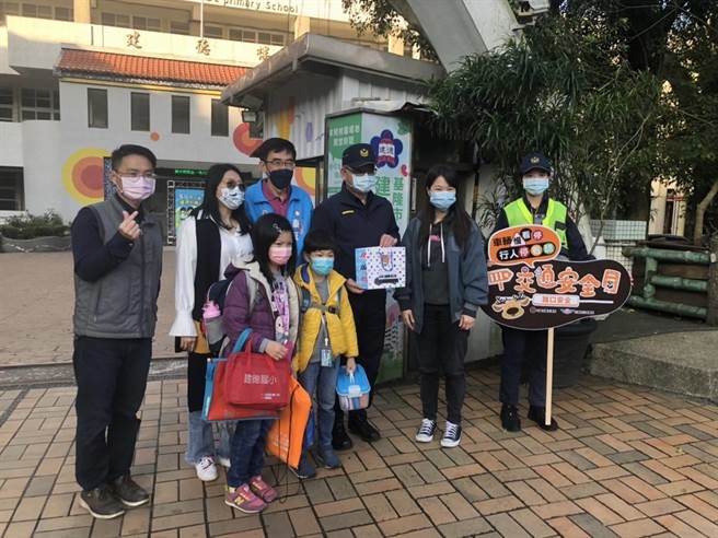 基隆市教育处长刘美兰（左二）13日视察基隆建德国小关心开学日情形。（基隆市政府教育处提供／徐佑升基隆传真）