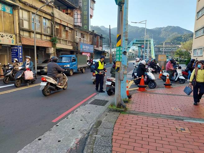 瑞芳警分局警员协助指引开学校园周边交通，维护学童安全。（新北市政府警察局瑞芳分局提供／徐佑升基隆传真）
