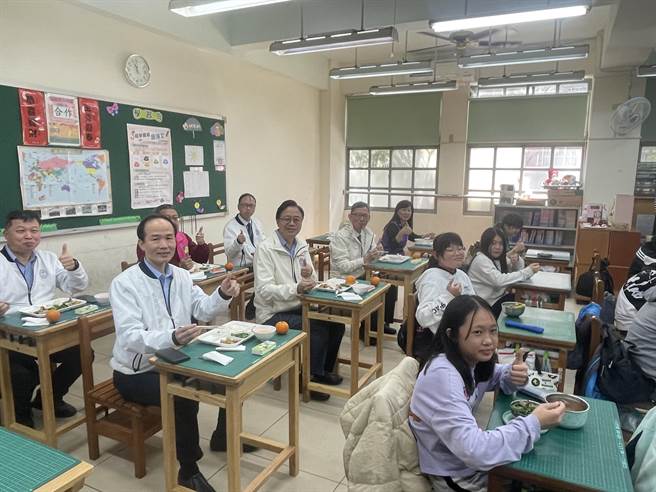 开学首日桃园市长张善政前往杨梅区杨心国小，视察国中小免费营养午餐推动情形。(吕筱蝉摄)