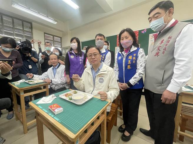 开学首日桃园市长张善政前往杨梅区杨心国小，视察国中小免费营养午餐推动情形。(吕筱蝉摄)