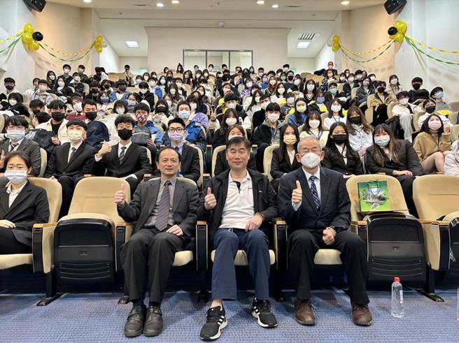 台北大学第14届金融研习营开幕式，康和证券总经理邱荣澄（前排中）、台北大学商学院院长陈宥杉（前排左）、台北大学金融与合作经营学系主任詹场（前排右）等，与学员合影。（图／康和证券提供）