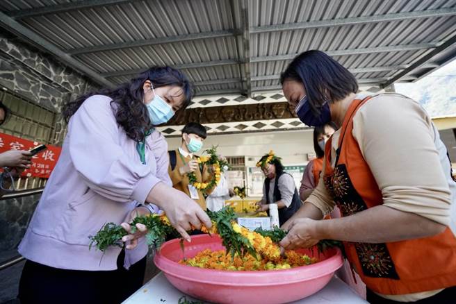 高市青年委员参与部落文化体验。（柯宗纬翻摄）