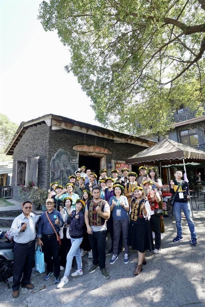 高市青年委员与社区对话交流，了解部落的特色与资源。（柯宗纬翻摄）