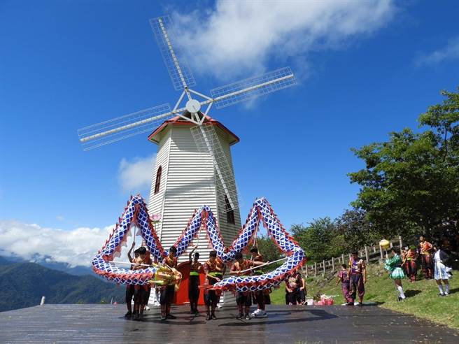 17日奔羊节开幕当天，营北国中舞龙队等团体进行开幕表演。（清境农场提供／杨静茹南投传真）
