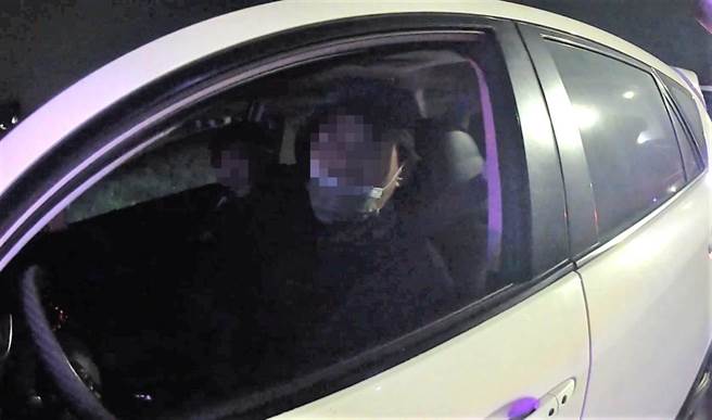 男子通缉遇警察拦检，谎报身分遭警拆穿洒脱向友人道再见。（警方提供／吕筱蝉桃园传真）