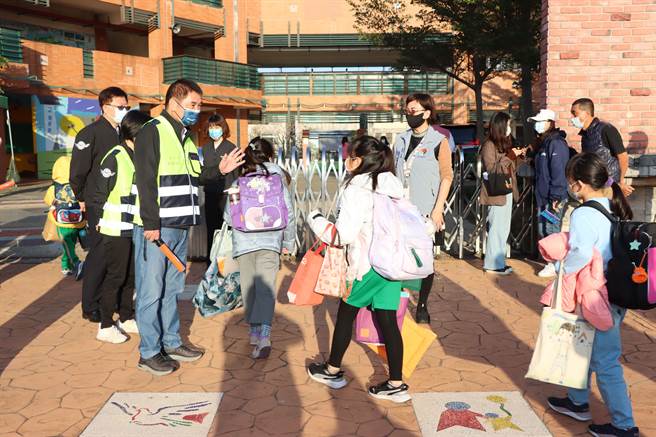 苗栗县长锺东锦化身为导护志工。（苗栗县政府提供／李京升苗栗传真）