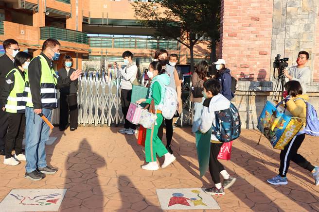 苗栗县长锺东锦引导学童入校。（苗栗县政府提供／李京升苗栗传真）