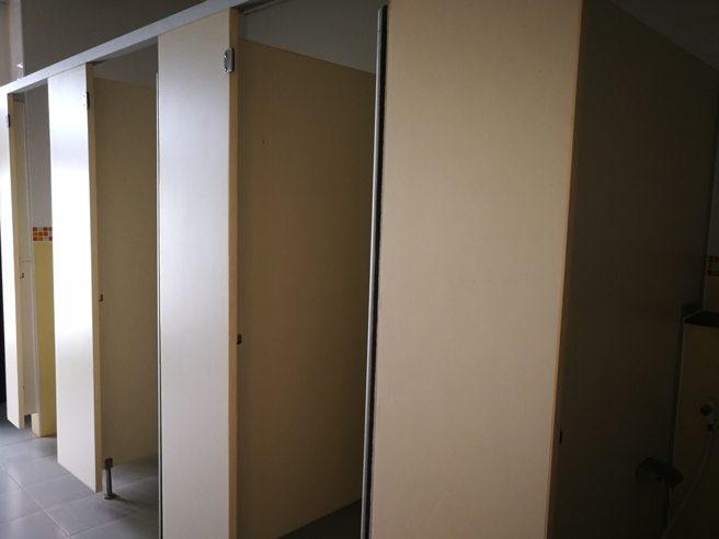 新北市一名宋姓男子躲在图书馆女厕，偷拍女性如厕，遭到法院判刑。（示意图／Shutterstock）