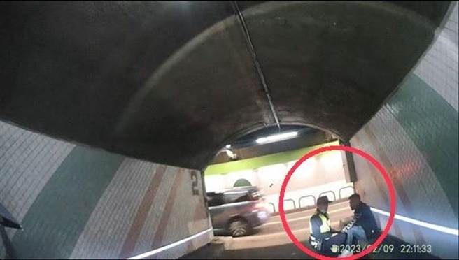 通缉犯躲警察，跑进辛亥隧道被警察瓮中捉鱉逮捕。（警方提供）