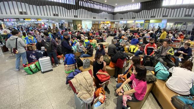 中央气象局今上午发布浓雾特报，金门县也出现浓雾，能见度仅剩100公尺，导致航班全数取消，上千名游客滞留在机场。（于家麒摄）