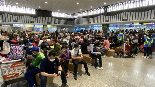 中央气象局今上午发布浓雾特报，金门县也出现浓雾，能见度仅剩100公尺，导致航班全数取消，上千名游客滞留在机场。（于家麒摄）