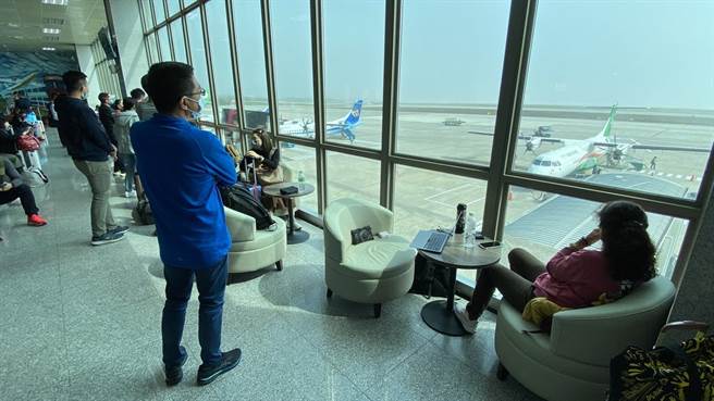 中央气象局今上午发布浓雾特报，金门县也出现浓雾，能见度仅剩100公尺，导致航班全数取消，上千名游客滞留在机场。（于家麒摄）