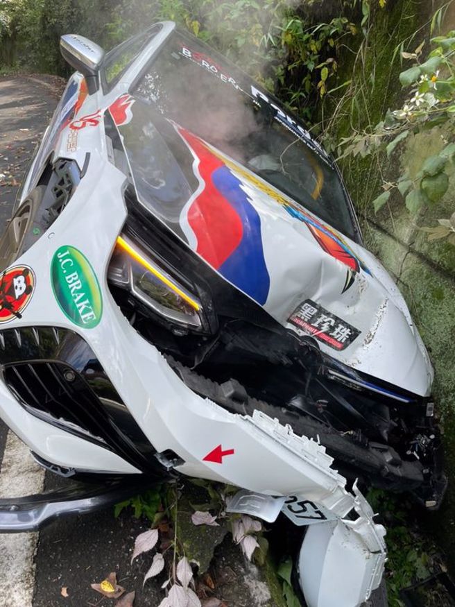 張瑩家側拍車慘狀（圖/evo_abby提供）