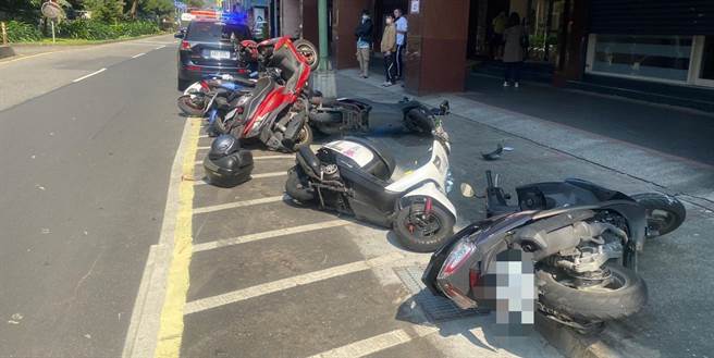 一整排9部机车被酒驾自小客车擦撞扫光。（翻摄画面）