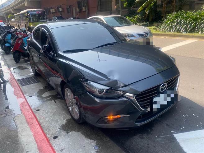 肇事的自小客车。（翻摄画面）