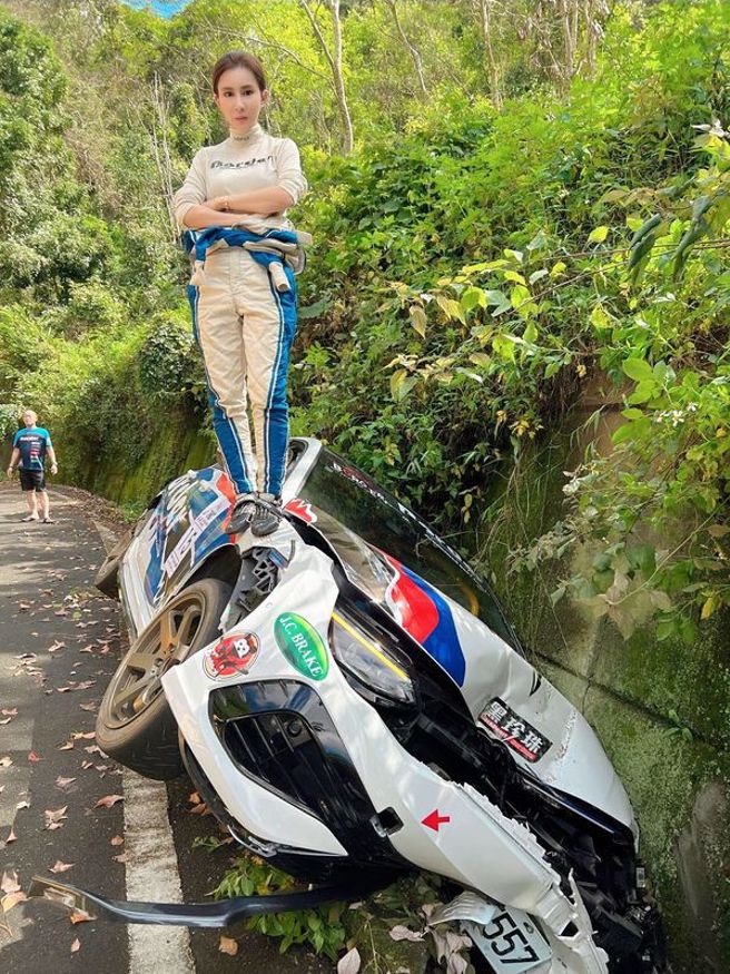 張瑩家站車上報平安（圖/evo_abby提供）