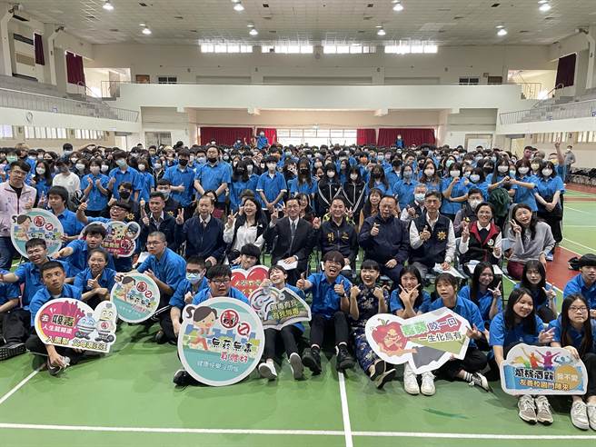 ▲基隆市警察局少年队于基隆高中进行校园友善周，进行反网路霸凌之宣导（基隆市警察局少年队提供／徐佑升基隆传真）