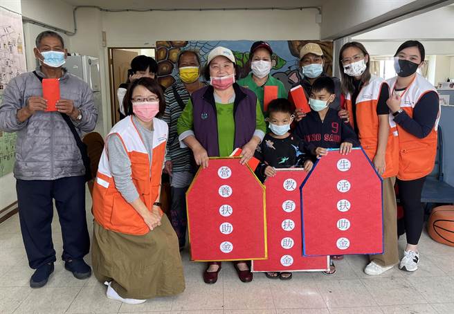 台湾世界展望会于开学前发放各项助学金共逾2500万元，帮助台东3350位清寒儿少安心上学。（世展会提供／庄哲权台东传真） 