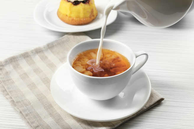 有关自制鲜奶茶应先倒牛奶还是茶，有两派说法。(示意图/ Shutterstock)