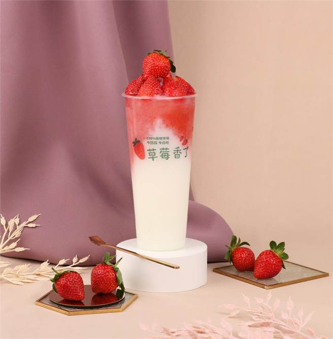 大苑子「莓好相遇」14日登场，大杯售价150元。（大苑子提供）