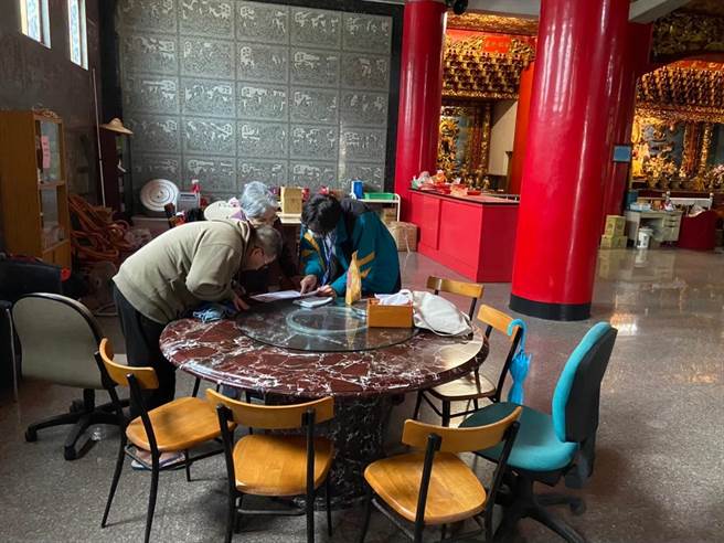 新北住都中心指出，都更整合相当困难，驻点人员时常需要外出拜访民眾，建立与住户间的互信，期盼同仁的努力表现不会被此次事件抹灭。（新北住都中心提供）