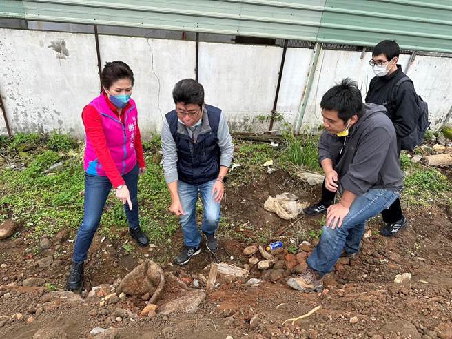 桃园市中坜区公所在北富台社宅基地旁进行绿美化工程，工程使用回收再利用土方惊见棉被、塑胶管等废弃物。（谢美英提供／吕筱蝉桃园传真）