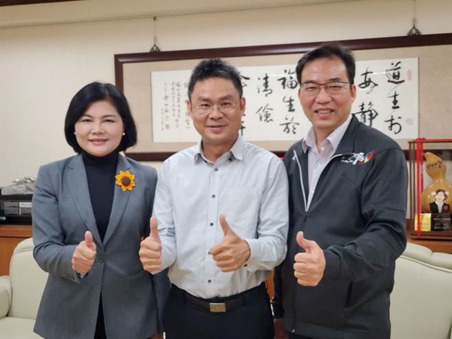 前云林县府行政处法制科长范育诚（中）以5年时间准备司法官考试，去年破釜沉舟自动降调科员，今年金榜题名，县长张丽善（左）、行政处长陈志扬向他恭贺。（周丽兰摄）