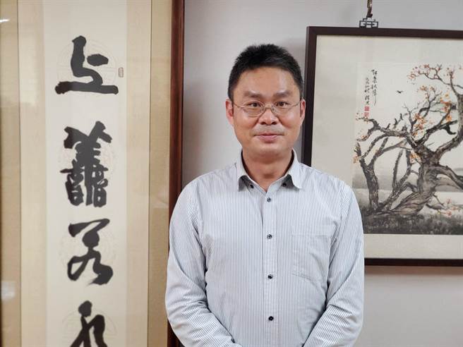 范育诚送给县府同仁的一句话是「人生要立志，讲话要有哏」。（周丽兰摄）