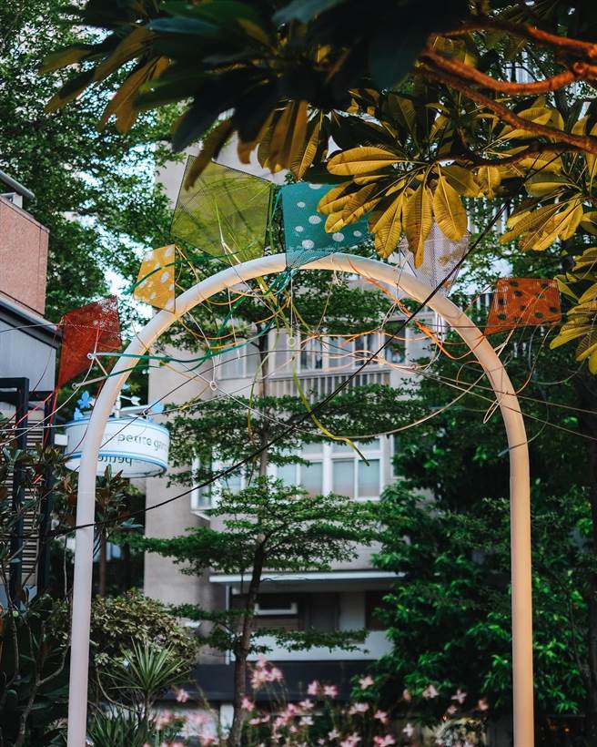 自然系景观餐厅「royal petite garden老爷小花园」，绿意盎然的用餐环境宛如都市丛林里的一处秘境花园。(老爷小花园提供)