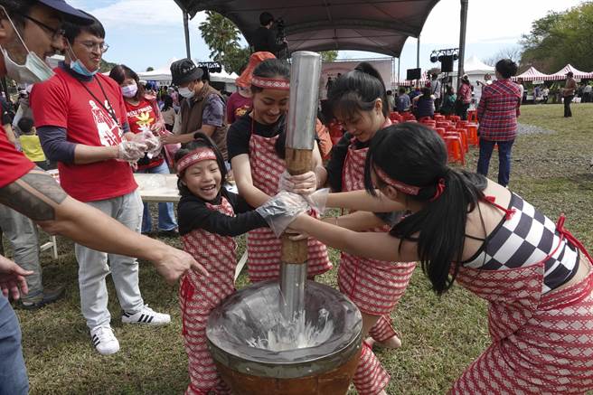 宜兰大同乡公所举办「玩味大同」观光产业推广活动，现场提供擣米器具，让民眾体验捣米乐趣，一群泰雅族小女生玩得不亦乐乎。（黄子明摄）
