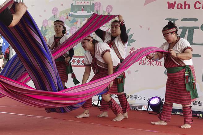 宜兰大同乡门诺漾文化艺术团在「玩味大同」观光产业推广活动中以泰雅编织布表演传统舞蹈。（黄子明摄）