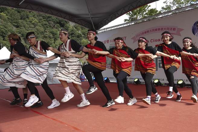 宜兰大同乡快乐山水青年文化艺术团在「玩味大同」观光产业推广活动中演出。（黄子明摄）