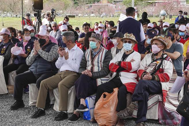 宜兰大同乡公所在崙埤河滨公园与泰雅地景公园举办「玩味大同」观光产业推广活动，多位泰雅族耆老穿着传统服饰出席。（黄子明摄）