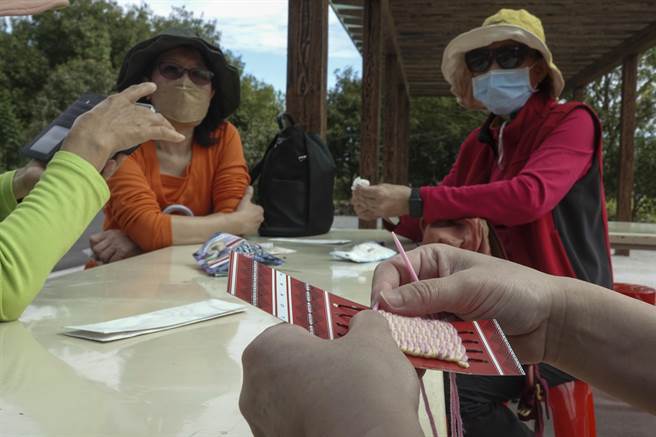 参加宜兰大同乡「玩味大同」观光产业推广活动的民眾制作泰雅布卡片。（黄子明摄）