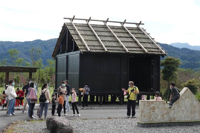 宜兰大同乡新景点泰雅地景公园及河滨公园耗费近3000万元，占地达13公顷，园区内设置瞭望平台、泰雅谷仓（见图）、竹造屋、风雨廊道以及地景步道等设施。（黄子明摄）