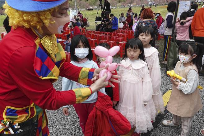 魔术乔治在「玩味大同」观光产业推广活动中手工捏制造型气球，吸引大批小朋友排队索取。（黄子明摄）