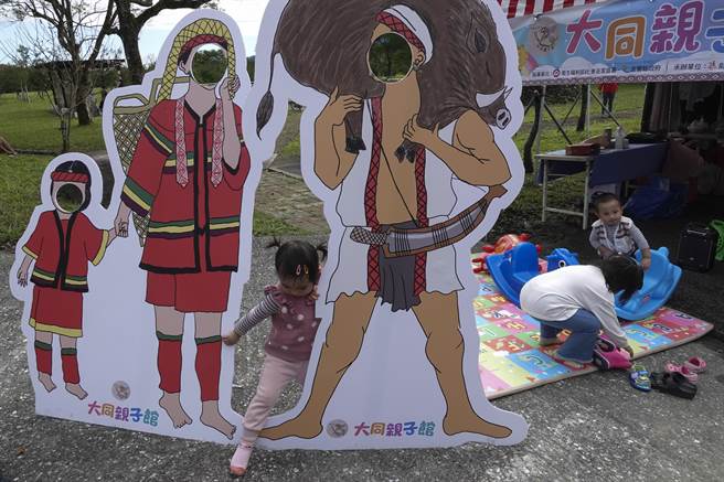 宜兰大同乡公所在崙埤河滨公园与泰雅地景公园举办「玩味大同」观光产业推广活动，现场设置泰雅人形立牌供民眾拍照留念。（黄子明摄）