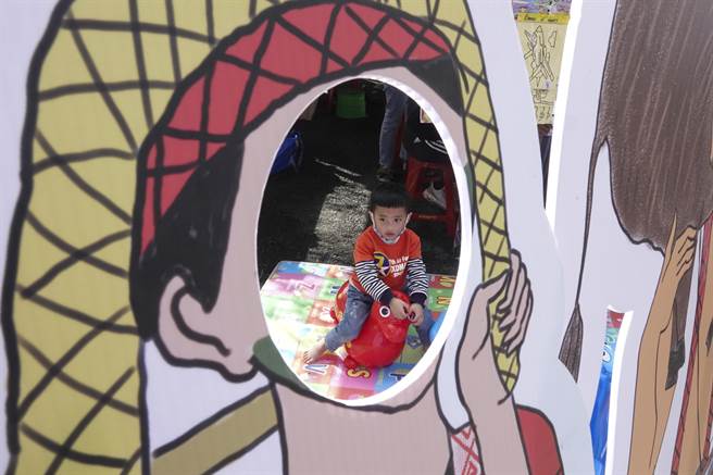 宜兰大同乡公所在崙埤河滨公园与泰雅地景公园举办「玩味大同」观光产业推广活动，现场设置泰雅人形立牌供民眾拍照留念，也提供亲子游戏区让幼儿玩乐。（黄子明摄）