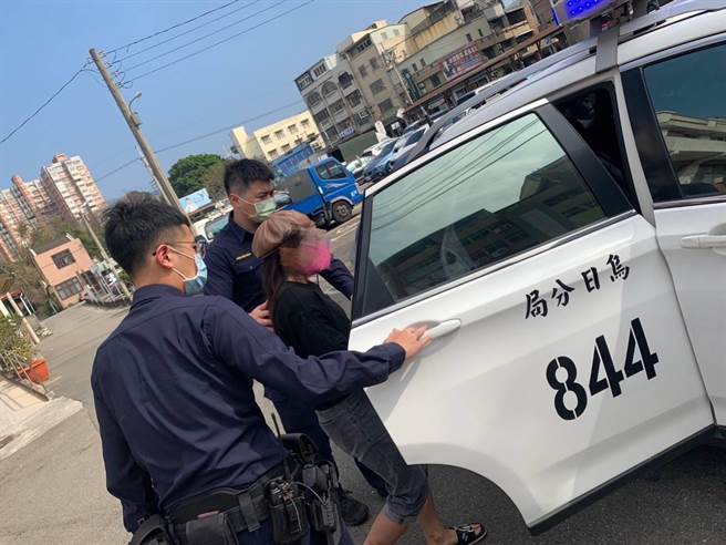 26岁阮姓逃逸移工日前跟随白沙屯妈祖遶境，行经大肚区沙田路二段遇上员警，疑因心虚逃跑遭逮，依照违反入出国及移民法移送台中第一专勤队收容。（乌日警分局提供／潘虹恩台中传真）