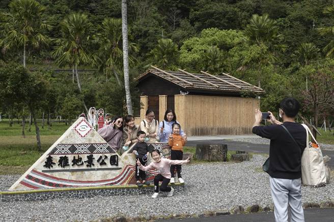 宜兰大同乡新景点泰雅地景公园及河滨公园耗费近3000万元，占地达13公顷，园区内设置瞭望平台、泰雅谷仓、竹造屋（见图）、风雨廊道以及地景步道等设施。（黄子明摄）